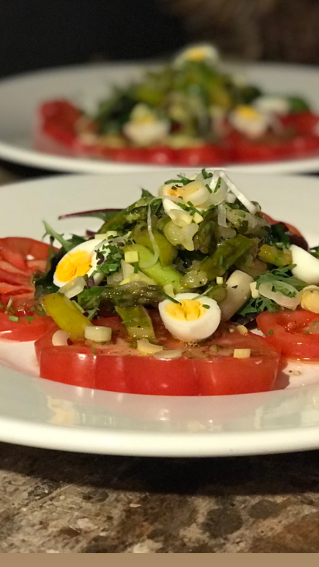 Spargel-Wildkräutersalat auf Tomatencarpaccio