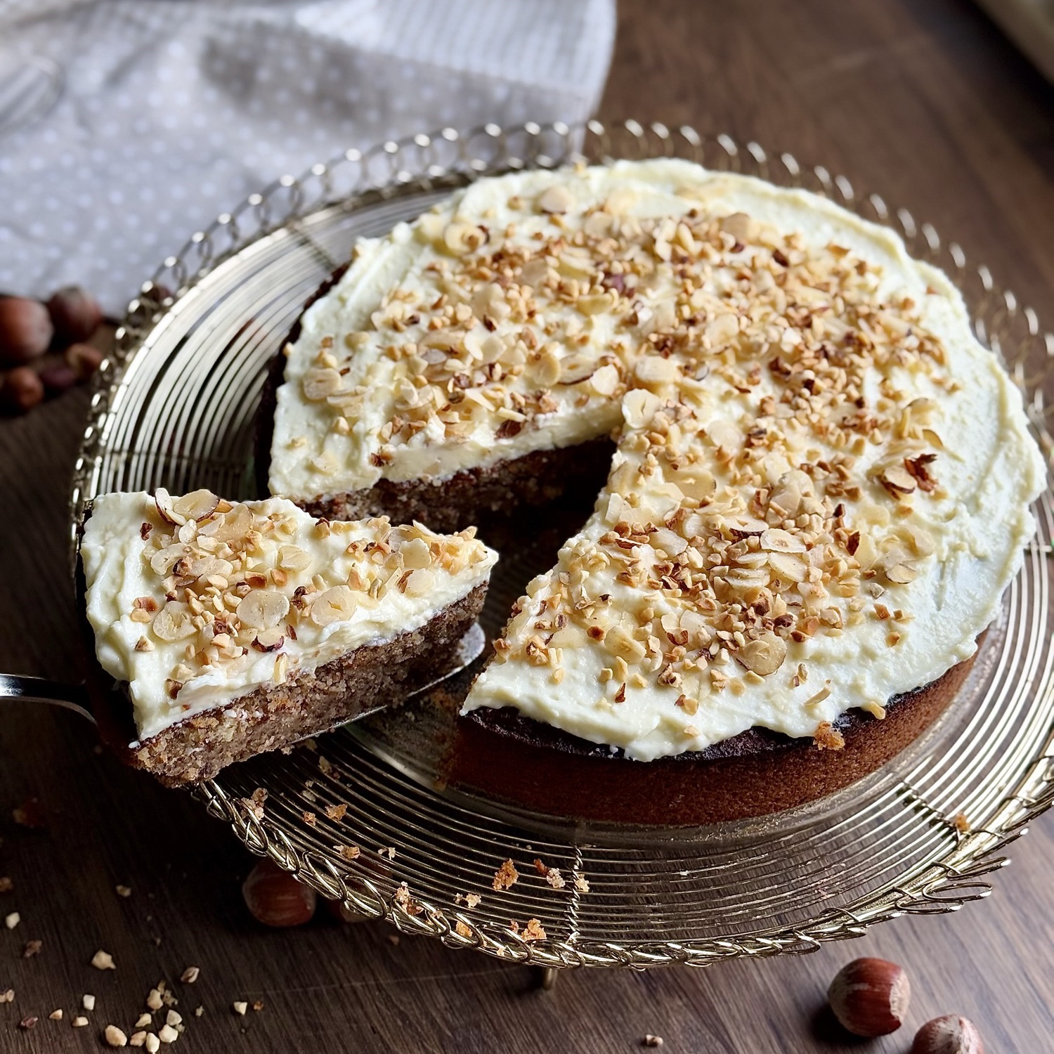 Nusskuchen mit Frischkäse-Topping – FOOD &amp; MORE