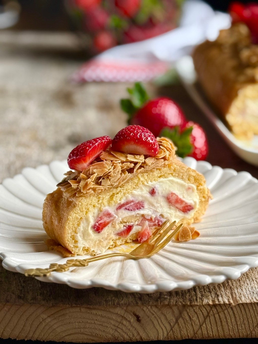 Bienenstichrolle mit Erdbeeren